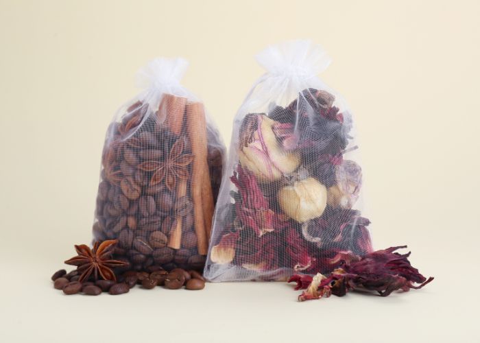 Profumi per la casa con spezie e fiori secchi