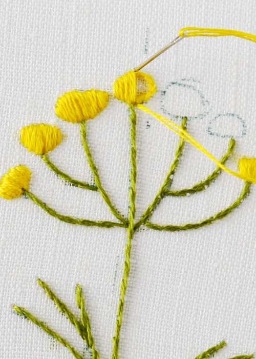 Bordado de flores amarillas con proceso de puntada de raso