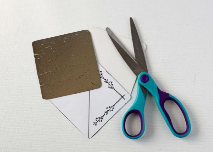 Préparez les cartes en papier pour les signets