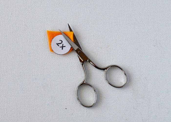 découpez deux morceaux de petits cercles