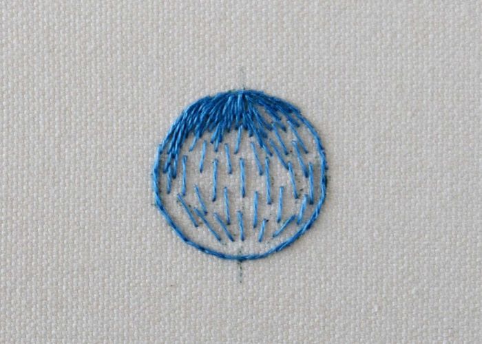 Beginnen Sie, die Form mit langen und kurzen Stichen zu füllen.