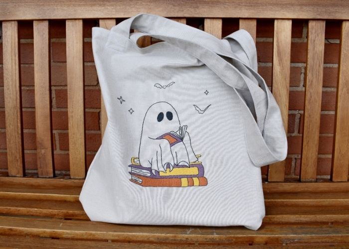 Bolso de mano bordado a mano de bricolaje con un lindo diseño de fantasma de lectura