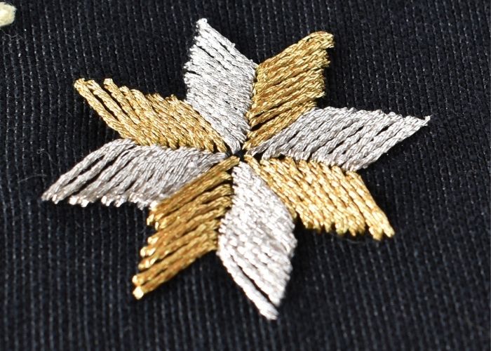 Satinstich-Sternstickerei mit Metallic-Fäden