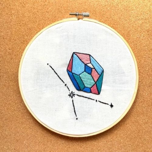Krebs Sternzeichen mit Kristall Hand Stickmuster Entworfen von AltaredObjects auf Etsy